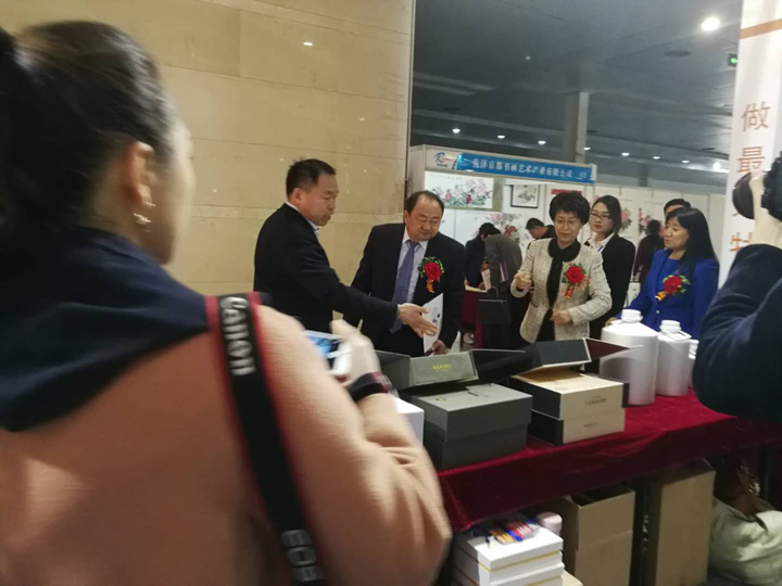 麟源牡丹筹备并参展2018中国（菏泽）牡丹产业博览会